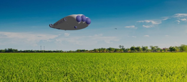 dirigibile flofleet che vola su un campo coltivato
